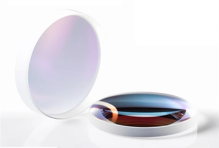 Szálas lézeres kollimáló és fókuszáló lencse